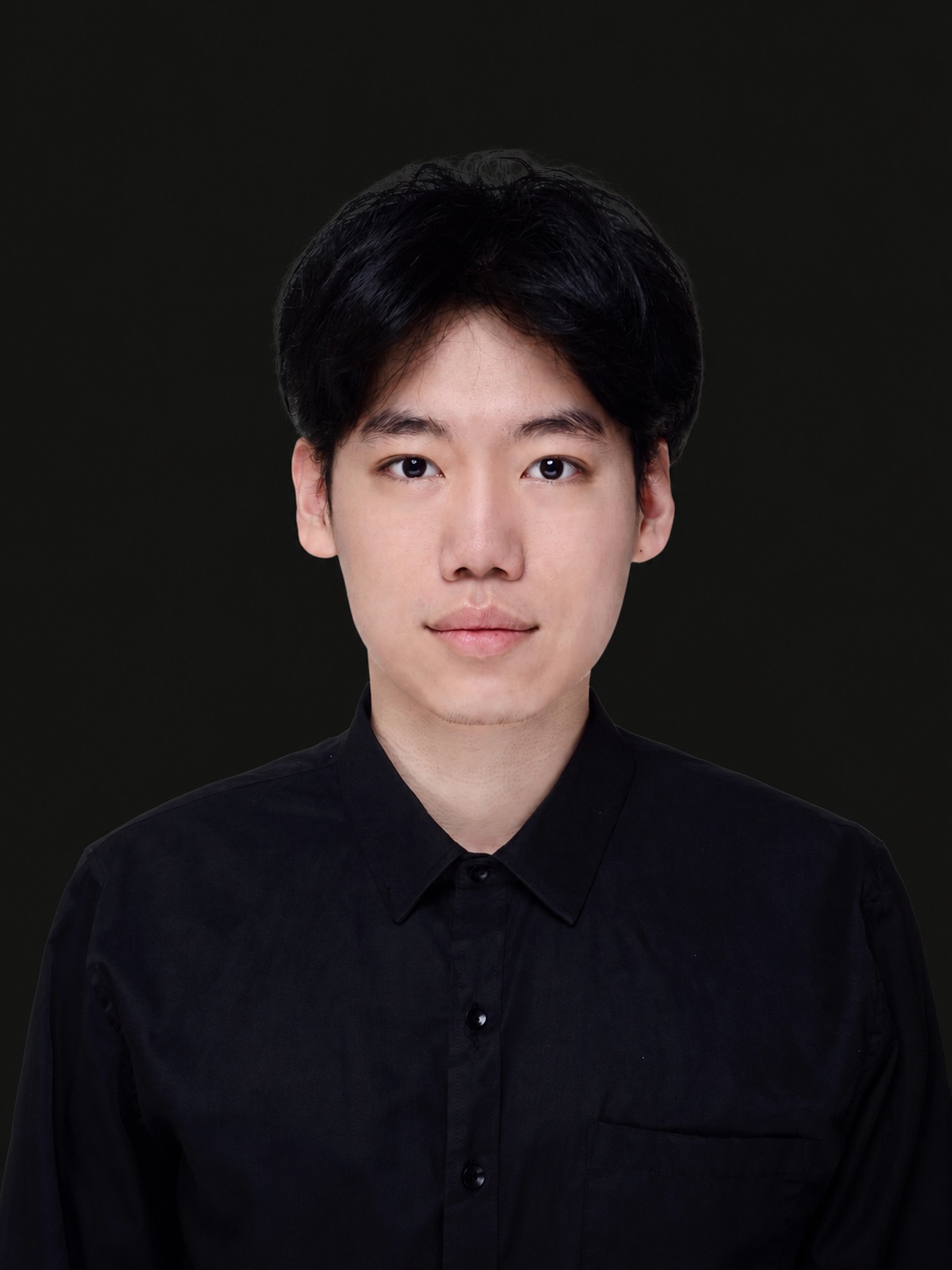Pengxiao Yu 的纯色背景肖像